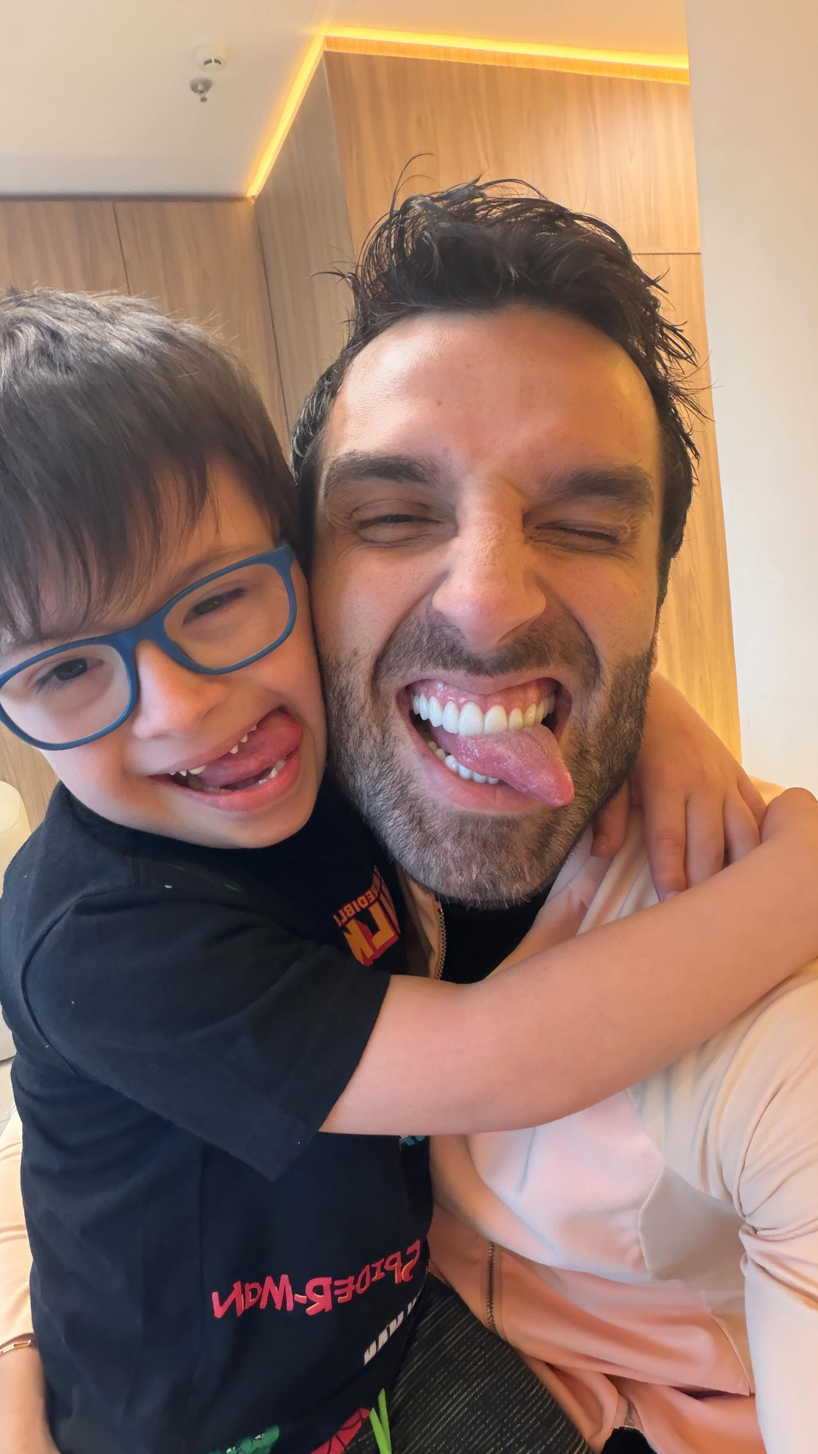 Criança fazendo careta com o doutor